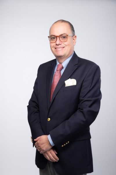 DE LA MANO DE UN VISIONARIO